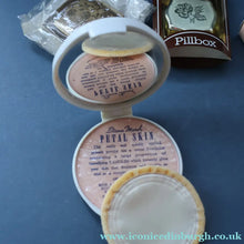 Load image into Gallery viewer, JOB LOT: Three Vintage 1960s Plastic Powder Compacts &amp; Three Little Stratton Boxes. - Vintage Powder Compact
