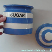 Load image into Gallery viewer, LARGE 1960s Judith Onions TG Green Cornishware Lidded SUGAR Storage Jar. 7 inches - British Ceramics
