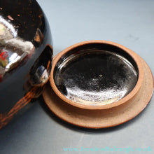Load image into Gallery viewer, STUDIO POTTERY. Keith Smith: Squat Lidded Bowl or Pot with Mottled / Tiger Stripe Decoration
