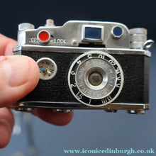 Load image into Gallery viewer, Vintage 1950s KKW "Photo Flash" Novelty Table Lighter. In the Shape of a Camera. Excellent Condition

