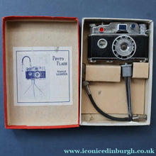 Load image into Gallery viewer, Vintage 1950s KKW "Photo Flash" Novelty Table Lighter. In the Shape of a Camera. Excellent Condition

