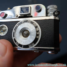 Load image into Gallery viewer, Vintage 1950s KKW "Photo Flash" Novelty Table Lighter. In the Shape of a Camera. Excellent Condition


