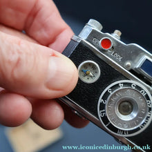 Load image into Gallery viewer, Vintage 1950s KKW "Photo Flash" Novelty Table Lighter. In the Shape of a Camera. Excellent Condition

