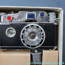 Load image into Gallery viewer, Vintage 1950s KKW "Photo Flash" Novelty Table Lighter. In the Shape of a Camera. Excellent Condition

