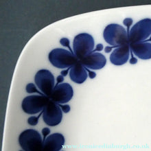 Load image into Gallery viewer, Vintage 1950s MARIANNE WESTMAN Oblong Serving Platter by Rörstrand Sweden. "Mon Amie" Pattern (30.3 x 20 cm)
