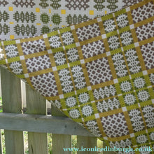 Load image into Gallery viewer, Vintage 1960s / 1970s Welsh Wool Blanket. Excellent Condition with No Damages
