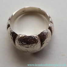 Load image into Gallery viewer, Vintage 1970s Chunky Silver Brutalist Signet Ring.  Size Q
