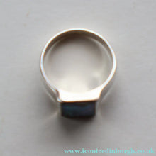 Load image into Gallery viewer, Vintage 1970s Silver Signet Ring with Small Square Abalone Inclusion. Size U

