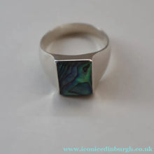 Load image into Gallery viewer, Vintage 1970s Silver Signet Ring with Small Square Abalone Inclusion. Size 
