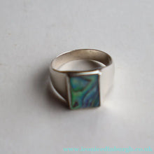 Load image into Gallery viewer, Vintage 1970s Silver Signet Ring with Small Square Abalone Inclusion. Size U

