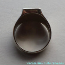 Load image into Gallery viewer, Vintage 1970s Silver Signet Ring with Small Square Abalone Inclusion. Size T
