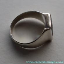 Load image into Gallery viewer, Vintage 1970s Silver Signet Ring with Small Square Abalone Inclusion. Size T
