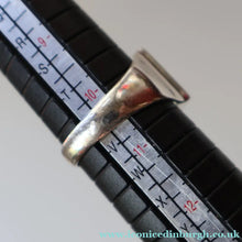 Load image into Gallery viewer, Vintage 1970s Silver Signet Ring with Small Square Abalone Inclusion. Size T
