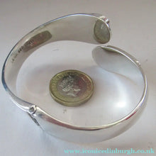 Load image into Gallery viewer, Vintage 925 Sterling Silver Bracelet with Lapis Lazuli Inset Decorations
