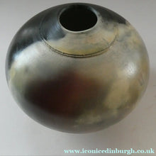 Load image into Gallery viewer, Vintage NEW ZEALAND Studio Pottery Pot by Steve James of Ashburton
