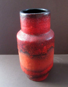 1960s West German Vase with Scarlet Red Mottled Glaze. CARSTENS TÖNNIESHOF Red and Black Vase, Model 0004/22 