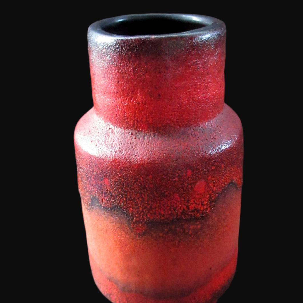 1960s West German Vase with Scarlet Red Mottled Glaze. CARSTENS TÖNNIESHOF Red and Black Vase, Model 0004/22 