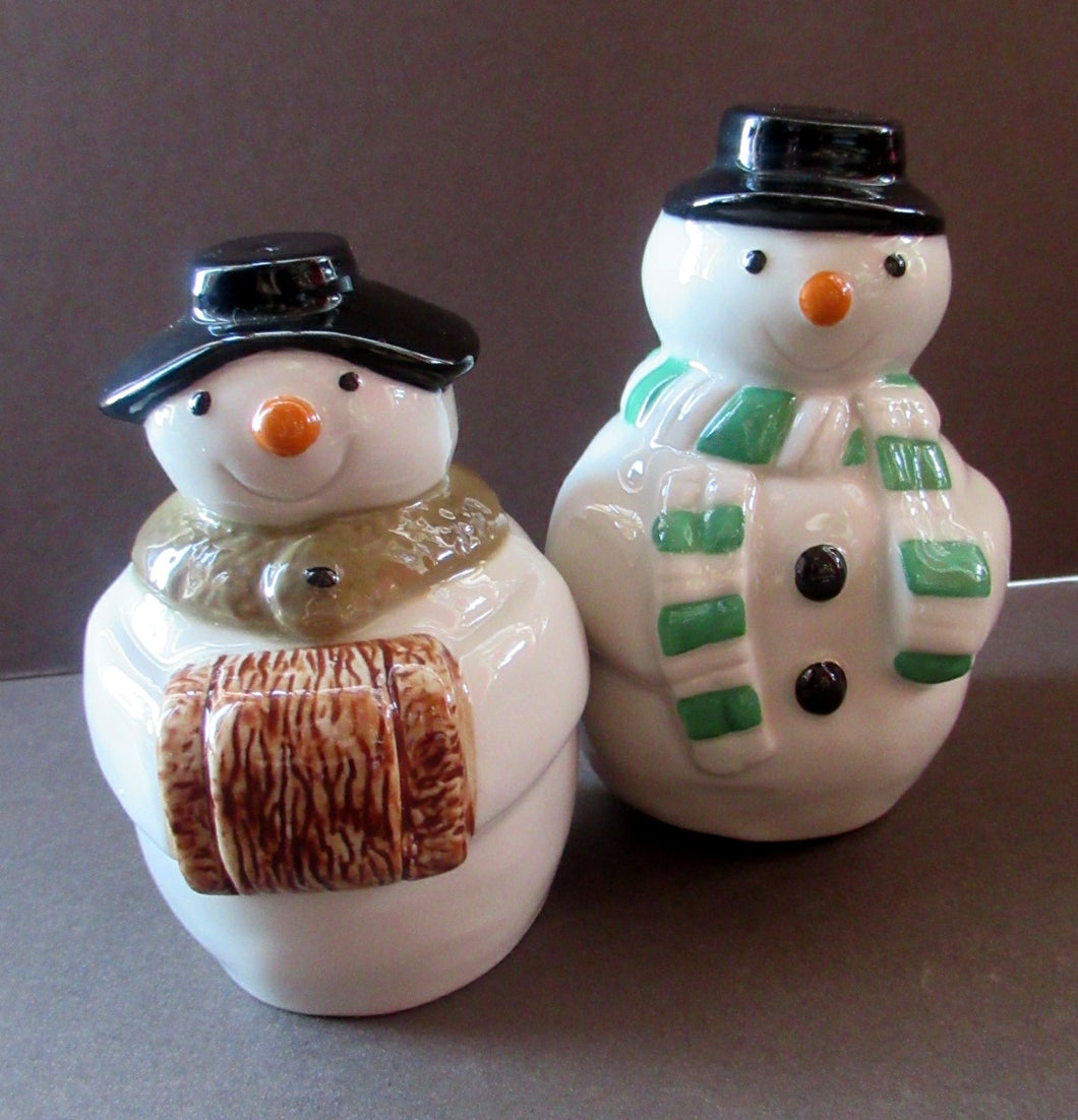 Vintage WADE Pottery Snow Men Salt and Pepper Pots