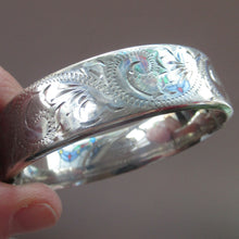 Load image into Gallery viewer, 1970s Vintage Solid Silver Hallmarked Hinged Cuff Bracelet Bangle
