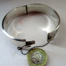 Load image into Gallery viewer, 1970s Vintage Solid Silver Hallmarked Hinged Cuff Bracelet Bangle
