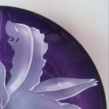 Load image into Gallery viewer, SCOTTISH Studio Glass by Julie Linstead. Very Fine Shallow Footed Dish. 8 inches diameter
