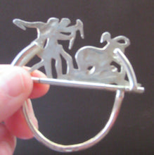 Load image into Gallery viewer, Antique Scottish Silver. 1890s Hamilton &amp; Inches Hallmarked Menu Holder: BEAR HUNT
