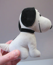 Load image into Gallery viewer, Original 1970s Authorised Snoopy Plush Felt Toy. United Feature Syndicate
