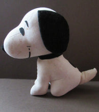 Load image into Gallery viewer, Original 1970s Authorised Snoopy Plush Felt Toy. United Feature Syndicate
