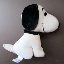 Load image into Gallery viewer, Original 1970s Authorised Snoopy Plush Felt Toy. United Feature Syndicate
