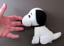 Load image into Gallery viewer, Original 1970s Authorised Snoopy Plush Felt Toy. United Feature Syndicate
