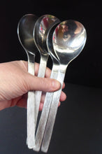 Load image into Gallery viewer, GERALD BENNEY for Viners, Sheffield. Sable Pattern. EXTENSIVE Canteen Set of 90 Pieces

