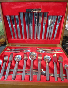 GERALD BENNEY for Viners, Sheffield. Sable Pattern. EXTENSIVE Canteen Set of 90 Pieces in Original Wooden Case