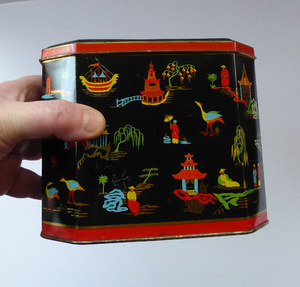 Vintage 1950s SCOTTISH Biscuit Tin for William Crawford. Stylish Mid Century Image with Stylised Chinese Motifs