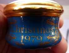 Load image into Gallery viewer, Vintage Halcyon Days (Bilston and Battersea) Enamels Christmas Box 1979. Children Building a Snowman. Excellent Condition
