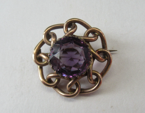 Vintage 9ct Gold Brooch. Beautifully Made Solid Gold Brooch Set with Faceted Amethyst Stone