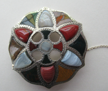 Load image into Gallery viewer, SCOTTISH VICTORIAN SILVER &amp; Agate Hardstone Brooch
