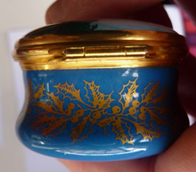 Load image into Gallery viewer, Vintage Halcyon Days (Bilston and Battersea) Enamels Christmas Box 1979. Children Building a Snowman. Excellent Condition
