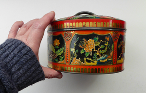 Large Circular VINTAGE Gray Dunn Biscuit Tin, with Japanese / Art Nouveau Decorations. Aesthetic Movement Colours