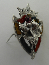 Load image into Gallery viewer, Antique 1901 SILVER BROOCH. Large Shield Brooch with Agates and Overlaid Silver Thistle. Adie Lovekin Ltd
