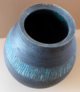 STUDIO POTTERY. Vintage 1960s Vase. Matt Black Lava Glaze & Band with Blue Lustre Raised Stripes: GS Mark