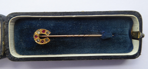 9CT GOLD. Antique VICTORIAN Horse Shoe Stick Pin with a Fitted Case. Diamond & Ruby Chips