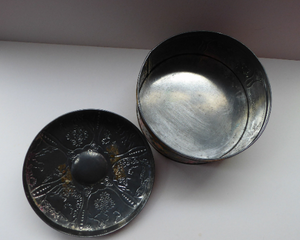 Large Circular VINTAGE Gray Dunn Biscuit Tin, with Japanese / Art Nouveau Decorations. Aesthetic Movement Colours
