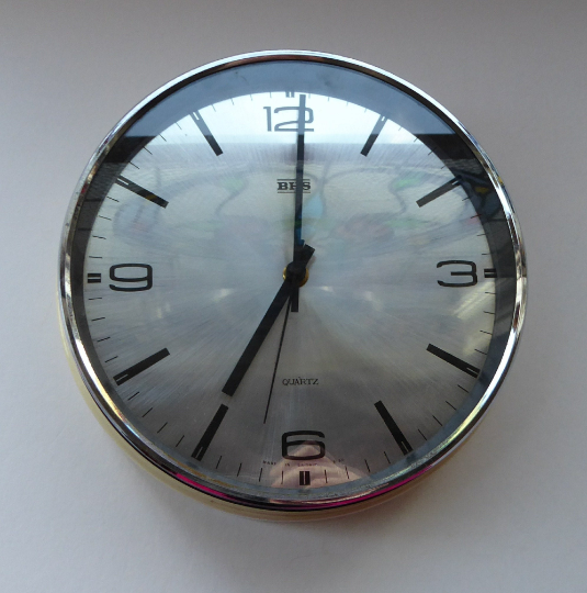 Vintage 1970s METAMEC White Plastic and Chrome Wall Clock. Good Vintage Condition with Second Hand. Battery Operated