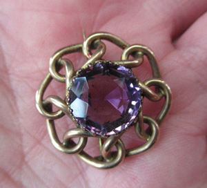 Vintage 9ct Gold Brooch. Beautifully Made Solid Gold Brooch Set with Faceted Amethyst Stone