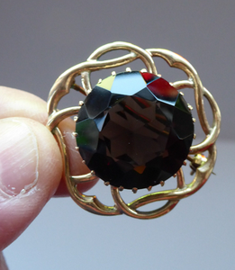 Vintage 9ct Gold Brooch. Beautifully Made Solid Gold Brooch Set with Large Faceted Quartz Stone