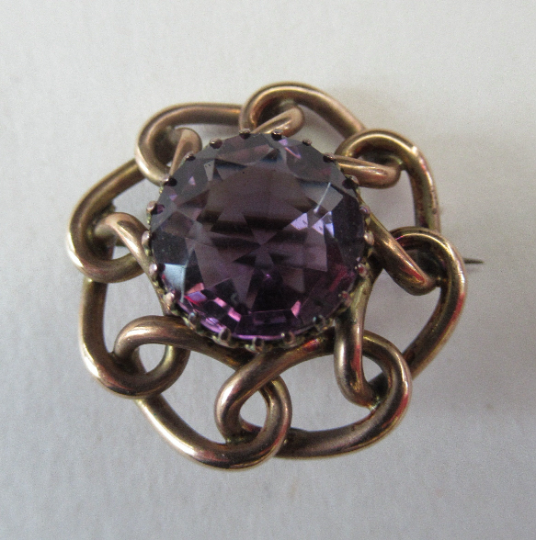 Vintage 9ct Gold Brooch. Beautifully Made Solid Gold Brooch Set with Faceted Amethyst Stone