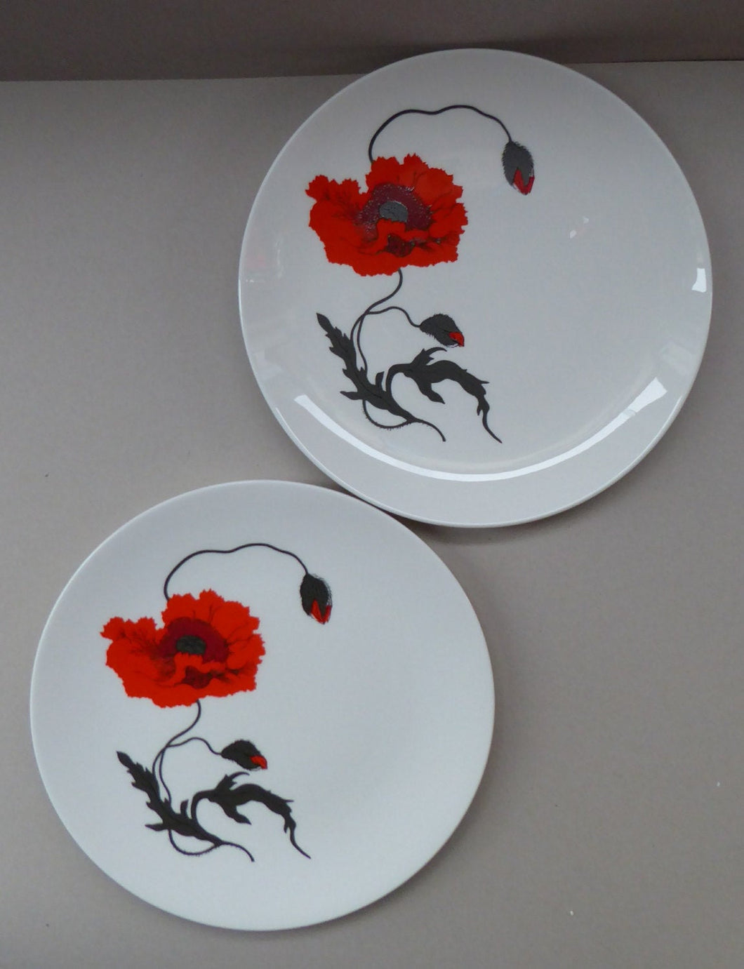 SUSIE COOPER for WEDGWOOD. 1971 Cornpoppy Design. Stylish Floral Bone China Dessert Plates - 9 inches