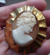 Load image into Gallery viewer, Vintage 9ct gold Shell Cameo Brooch London Hallmark
