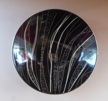 Load image into Gallery viewer, 1950s ARABIA, FINLAND. Shallow Bowl with Space Age Sgrafitto Design
