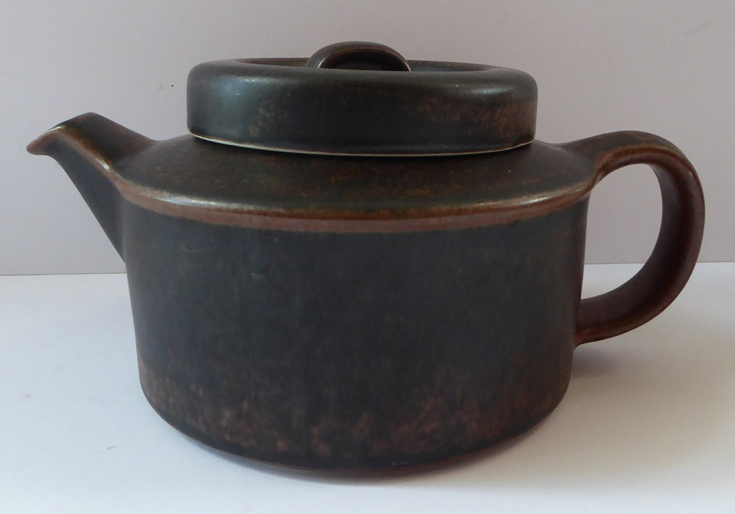 ARABIA POTTERY, Finland. Vintage Rustic RUSKA Teapot. Designed by Ulla Procope